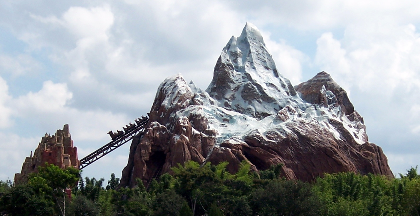 Walt_Disney_World_-_Animal_Kingdom_-_Expedition_Everest_-_cropped